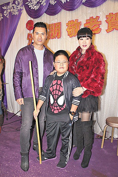 吕良伟派儿子打功夫 与关之琳敬老团拜