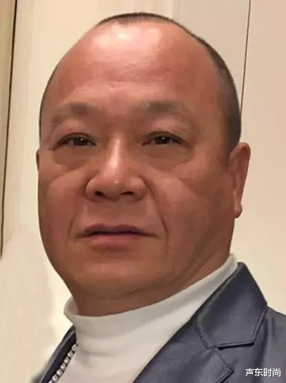 “大B哥”吴志雄新女友曝光: 身高190的超模, 短裤黑丝尽显好身材