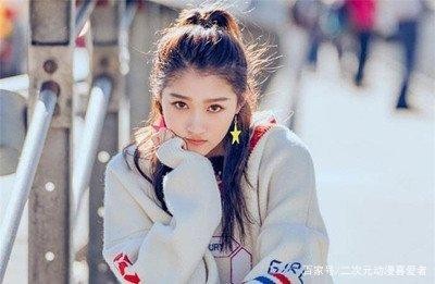关晓彤路人照高大威猛，原因让人哭笑不得，原来多个“通天纹”