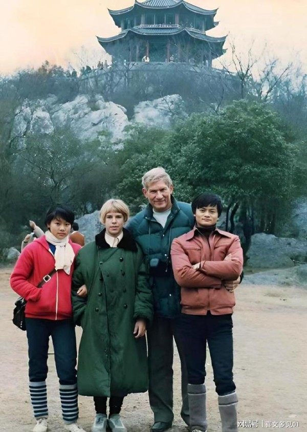 1980年，马云兄妹和外国友人的合影，那年他16岁，充满自信