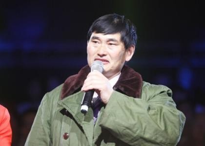 大衣哥成名后为何被村里人骂？王健林的话道出了原因