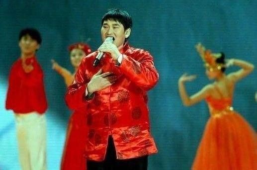 大衣哥成名后为何被村里人骂？王健林的话道出了原因
