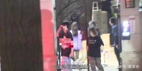王俊凯和私人助理同穿情侣装？粉丝澄清助理已经结婚有家室？