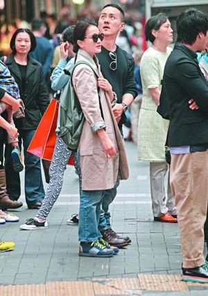 1、周迅被拍到与“大只”型男在香港逛街，两人被指表现极为投契。