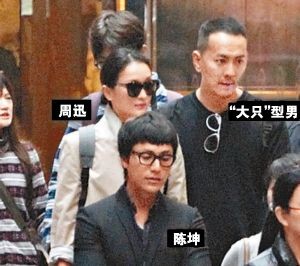 2、周迅与“大只”型男并肩而行，陈坤被指为好友作掩护，并识做地走前几步，给周迅留下私人空间。