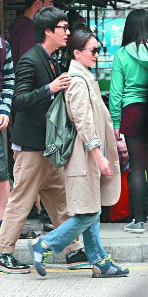 3、香港媒体报道指他们发现记者跟拍后，陈坤搭着周迅肩膀，企图转移视线。