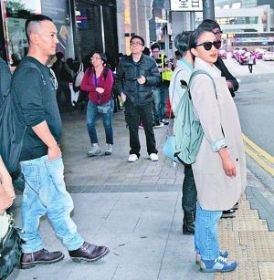 4、香港媒体报道指由于他们发现被跟拍，“大只”型男自动弹开几个身位。