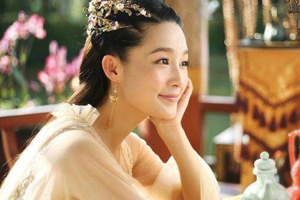 白鹿和李沁长得很像是什么关系 白鹿更加的有霸气李沁永远像公主