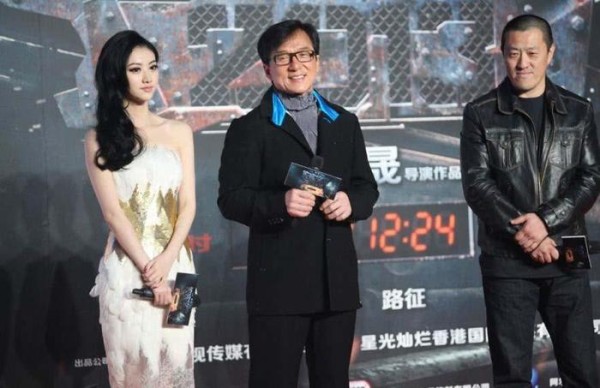 跟成龙保持距离，不让甄子丹搂腰，却和周润发拥抱，和他闹着玩
