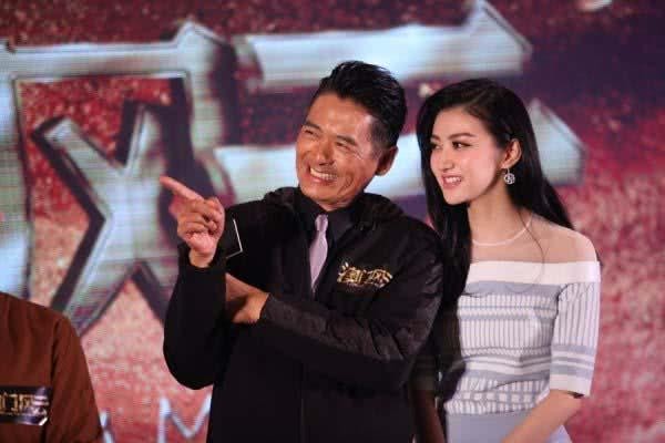 跟成龙保持距离，不让甄子丹搂腰，却和周润发拥抱，和他闹着玩