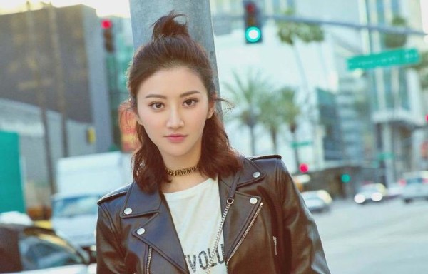 跟成龙保持距离，不让甄子丹搂腰，却和周润发拥抱，和他闹着玩