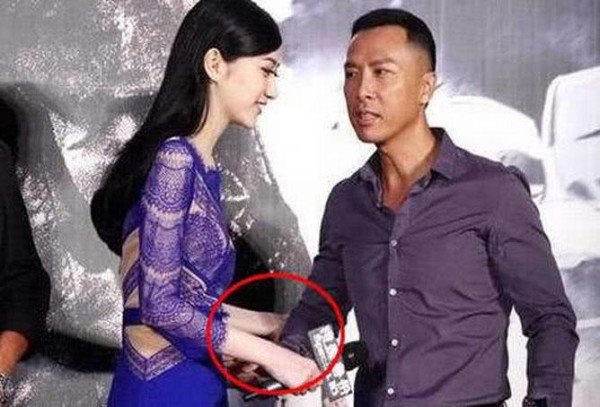 跟成龙保持距离，不让甄子丹搂腰，却和周润发拥抱，和他闹着玩