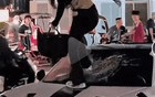 贵州警方通报“女子怒砸保时捷抓小三”