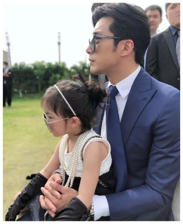 “霸道总裁”贺军翔携女儿出街，3岁女儿时尚感完全成年人