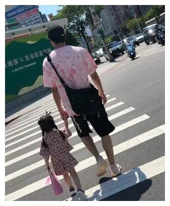 “霸道总裁”贺军翔携女儿出街，3岁女儿时尚感完全成年人