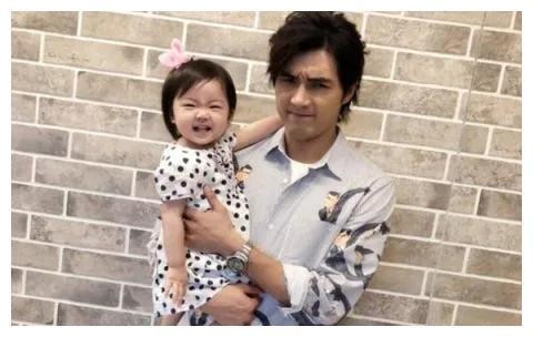 “霸道总裁”贺军翔携女儿出街，3岁女儿时尚感完全成年人
