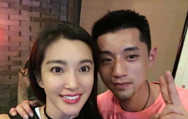 章子怡才是端水大师，与赵丽颖互相关注非今日所为
