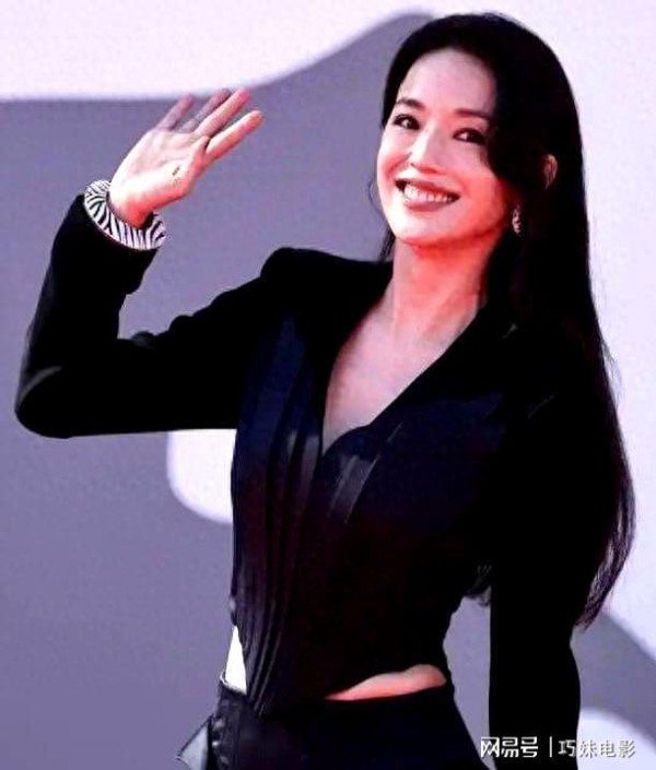 49岁舒淇威尼斯泪崩！导演首秀惊艳世界，从影后到导演的逆袭
