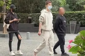 鹿晗关晓彤穿情侣装被拍,男方少年感十足,网友笑称晓彤似保镖图片