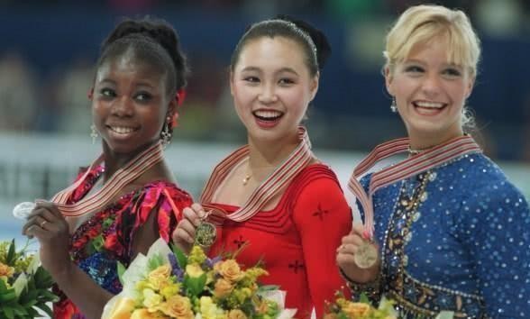 花滑女神陈露一家现状: 儿女已经入中国籍, 8岁女儿是亚洲冠军!