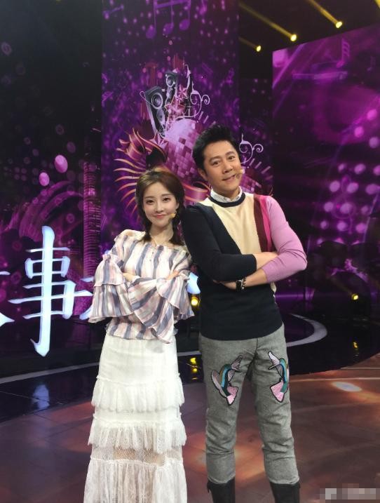 斗鱼冯提莫与知名歌唱家互动，水友：人脉越来越广！莫皇威武！