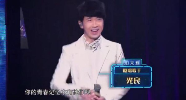 冯提莫与明星大咖同台互动，粉丝称气场完全不输王心凌与周笔畅