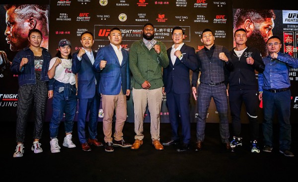 发布会嘉宾、格斗之夜选手合影