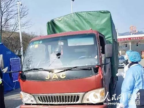 疫情下湖北司机被困高速，汉中交警送食水为他搭建