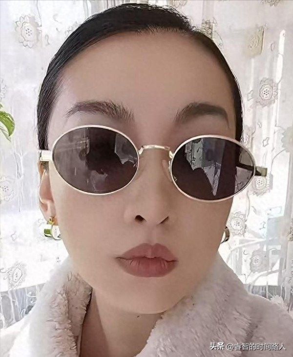 睿智的时间路人：3月13日，演员穆婷婷冲上热搜，起因是一网友留言希望穆婷婷和乔振宇再合作，但没想到穆婷婷回复：“我不想跟他合作，差劲，很少觉得有这么差劲的演员（专业上，别的不谈）。”

此话一出，瞬间引发了热议，被网友曝光后，穆婷婷说乔振宇专业上差劲的话题，便冲上了热搜榜。
不得不说，穆婷婷真的好敢说，当众吐槽另一个男演员，难道她没想过，对方也是有粉丝群体的吗？就不怕挨骂么？

对此，有网友评论称...