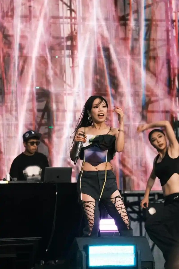 万妮达演唱会成明星团建？Tizzy T 蹦迪视频疯传