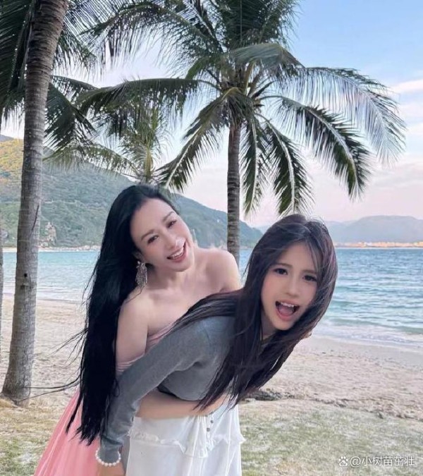 钟丽缇女儿旅游归来意外引发热议，妹妹颜值为何成焦点
