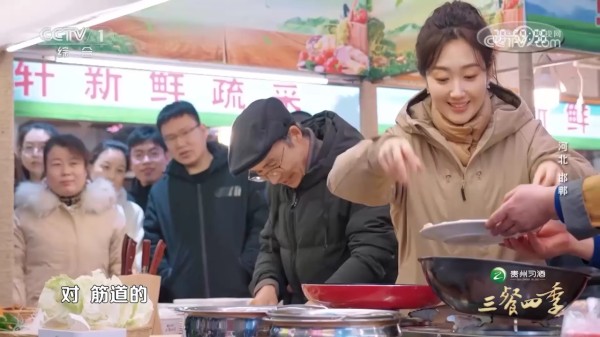 王嘉宁这厨艺真不错，摊鸡蛋手艺真不错，王师傅都忍不住夸赞