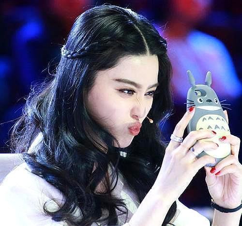 女明星嘟嘟嘴：赵丽颖全是肉肉，郑爽变抿嘴！迪丽热巴却是一美景