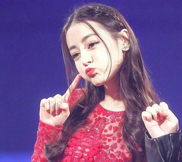女明星嘟嘟嘴：赵丽颖全是肉肉，郑爽变抿嘴！迪丽热巴却是一美景