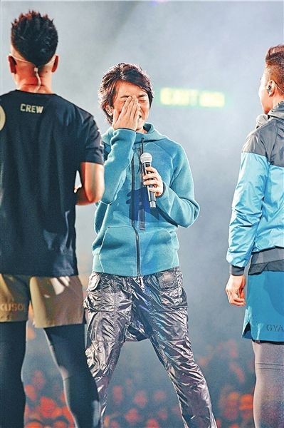 黎姿现身“古惑仔”演唱会捧场 郑伊健激动落泪