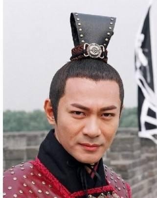 江华退圈卖保险，儿子天生一张明星脸却甘做男护士，不愧为父子俩