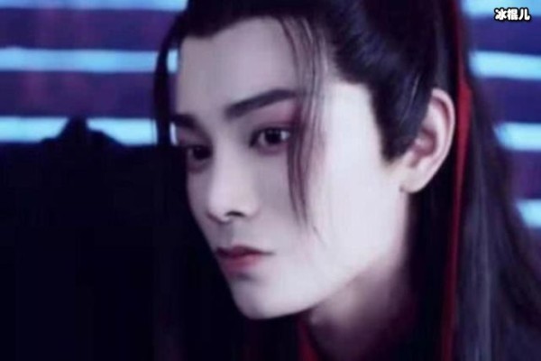 范丞丞晒新合影，丁禹兮一袭白衣再现“韩烁”