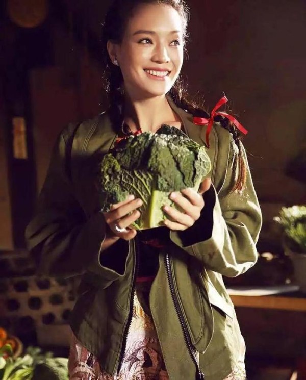 扎上辫子就是村姑的女星！周冬雨你赢了！董洁像传说中的“小芳”