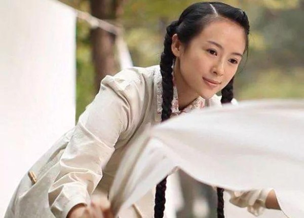 扎上辫子就是村姑的女星！周冬雨你赢了！董洁像传说中的“小芳”