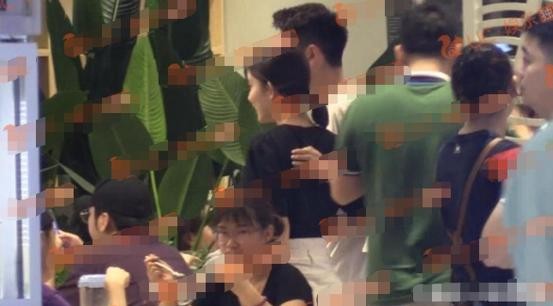 孟子义疑似恋情曝光，与神秘男子一起聚餐，深夜一同回到住处