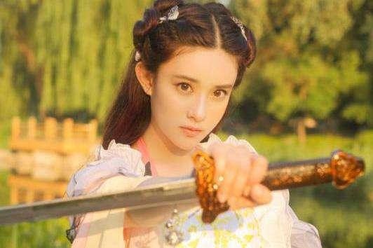 孟子义疑似恋情曝光，与神秘男子一起聚餐，深夜一同回到住处