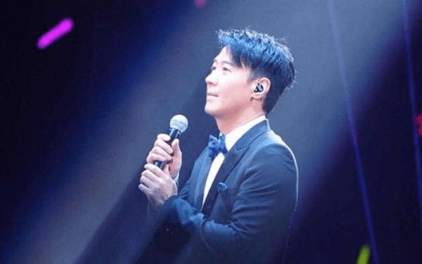 黎明演唱会迎来尾场，李嘉欣携丈夫现身，这些年早已释怀
