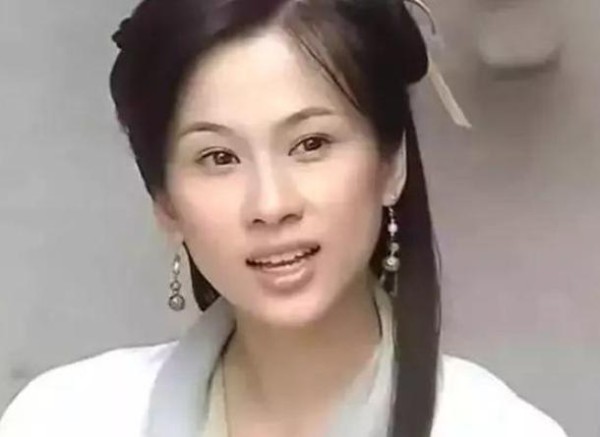 嫁入豪门却背一身债，落魄时唯有佘诗曼接济，今42岁做回豪门太太
