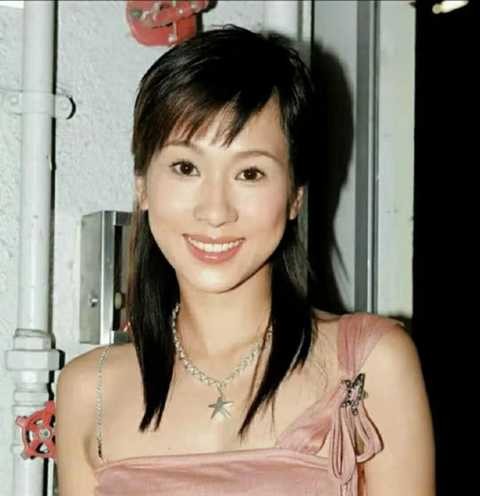 43岁文颂娴为女儿办豪华生日宴，一家三口同框超幸福