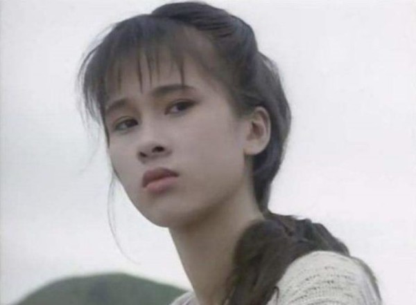 她17岁被当家花旦培养，如今生活幸福