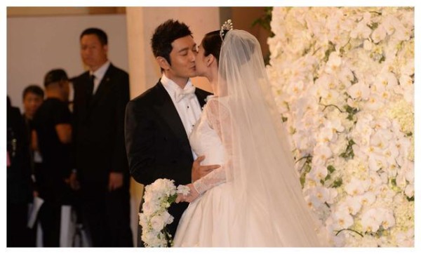 黄晓明被曝求婚时用的皇冠是借的，后来还不想归还，网友：要脸？