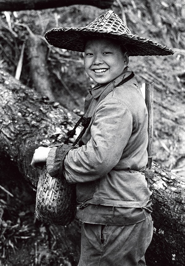 1984年3月，来自庆元县岭头公社的少年菇农，正在福建南平地区的深山中采摘新鲜的香菇。面对镜头，少年露出了天真的一笑，摄影师姚家飞拍下了这一生动的瞬间。 （姚家飞摄）.jpg