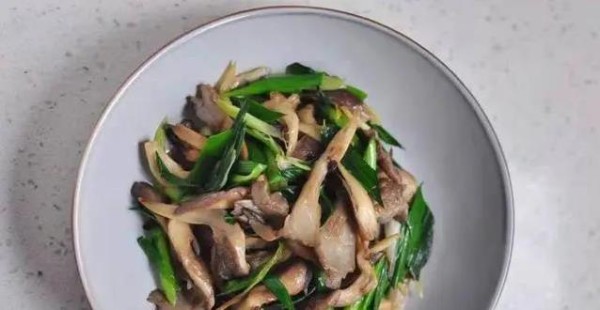 一盘蒜苗炒香菇秒杀肉菜，简单做法全家抢吃，你会做吗？