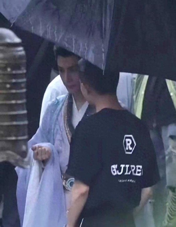 任嘉伦探班罗云熙《魅影神捕》，徐正溪探班任嘉伦《风与潮》！