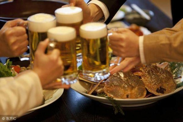 公司年会聚餐，给领导敬酒可别不会说话